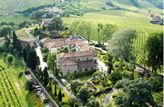 Relais San Maurizio in Santo Stefano Belbo surrounded by the vineyards of Asti